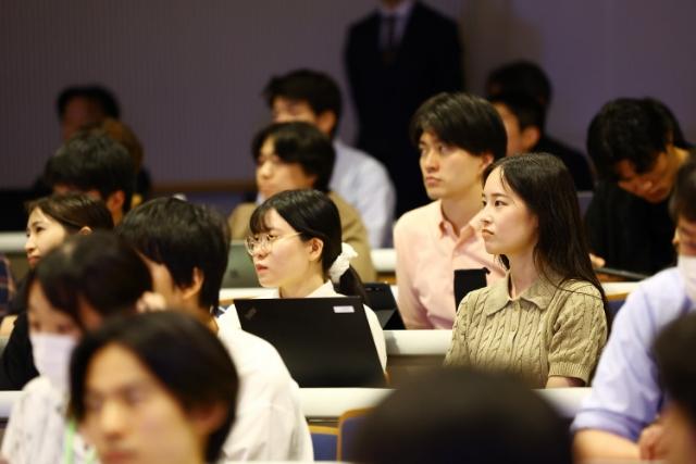 熱心に聞き入る参加者