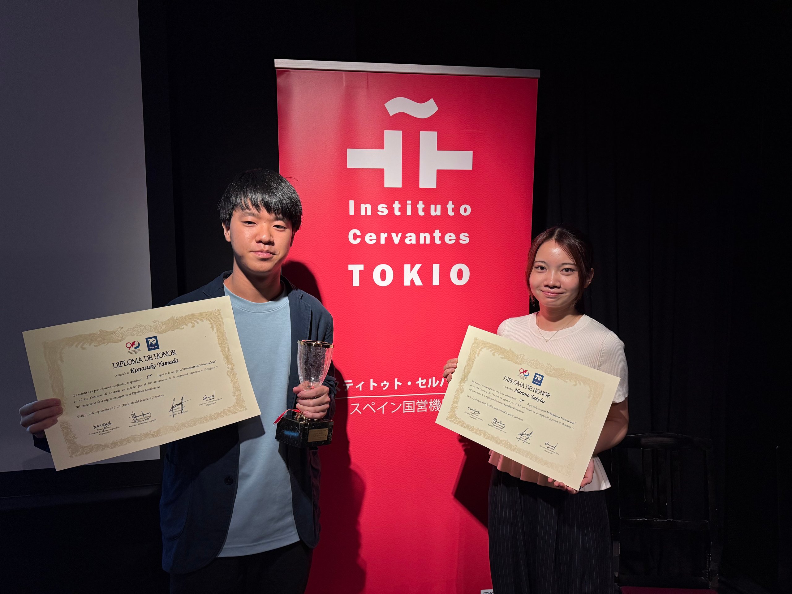 賞状とトロフィーを手に晴れやかな表情を浮かべる山田さんと竹場さん