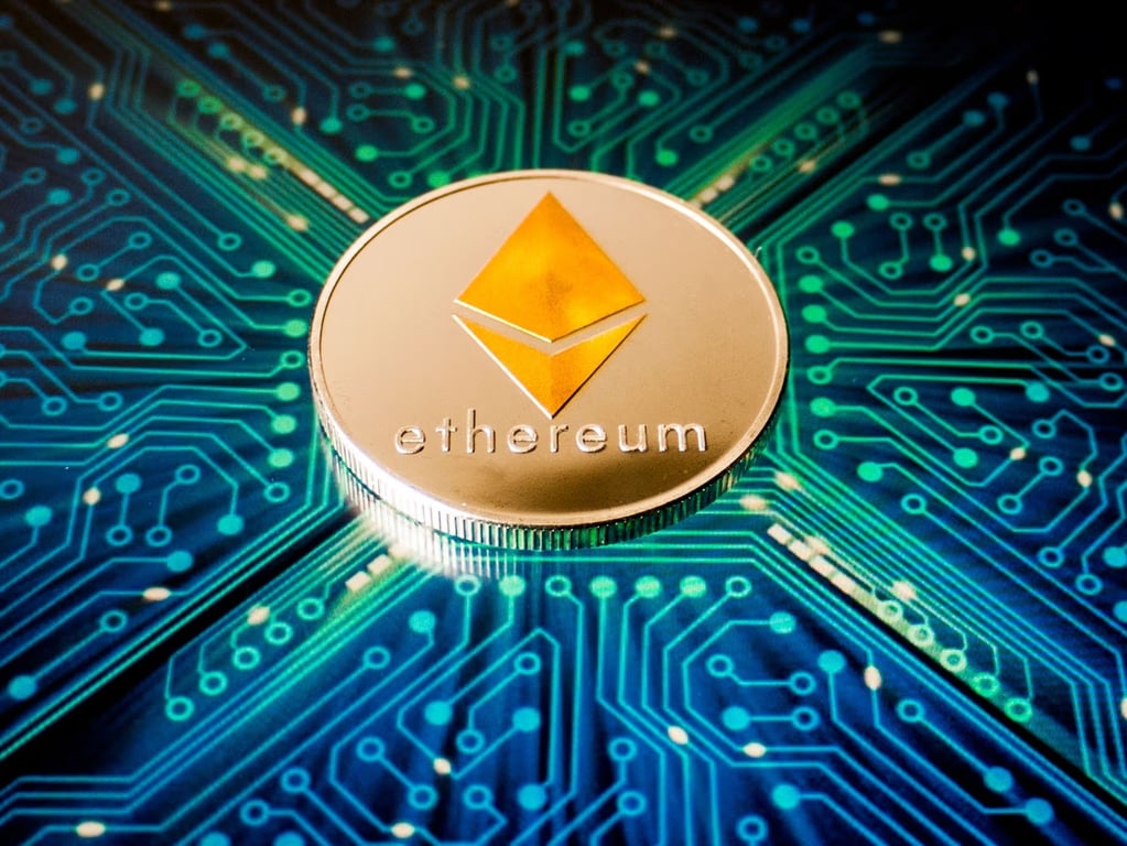  What Is Ethereum (ETH)? A Beginner’s Guide to the Smart Contract Blockchain