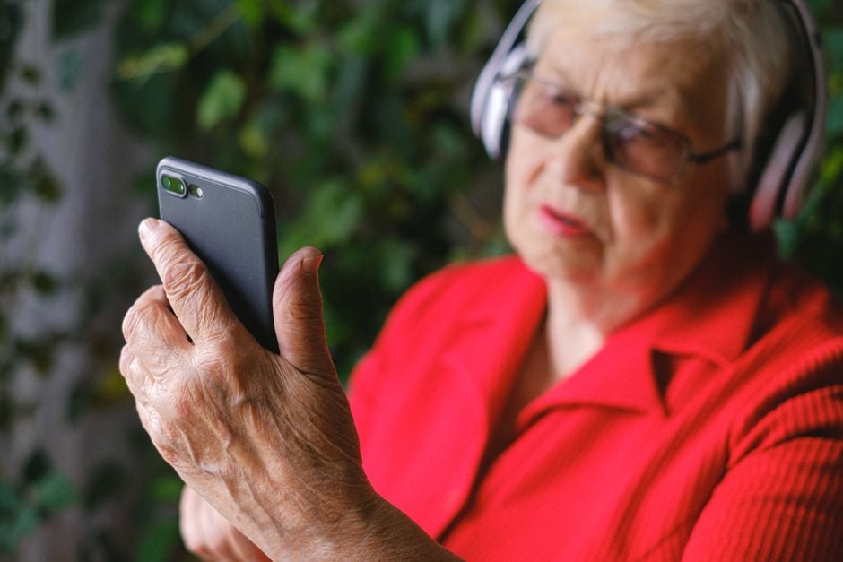elderly person hearing aid smartphone listening Auracast