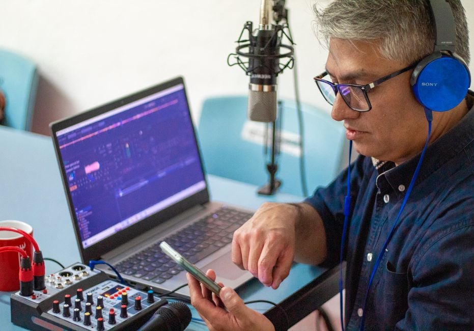 podcaster smartphone USB-C microphone home studio