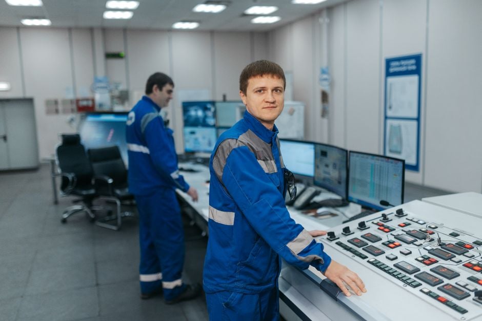 team monitoring chaos engineering experiment control room