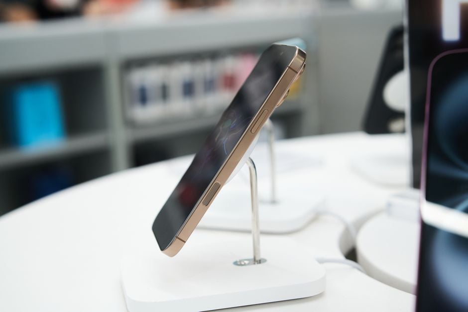 EU smartphone energy label on phone retail display