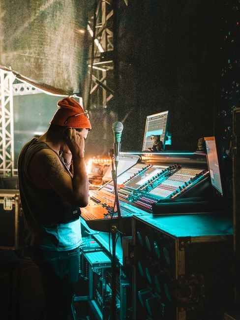 live microphone concert sound engineer monitoring