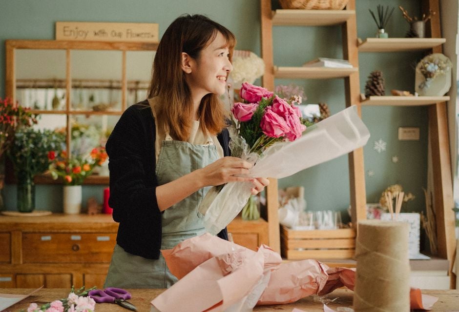 florist using compostable floral media and natural alternatives in workshop