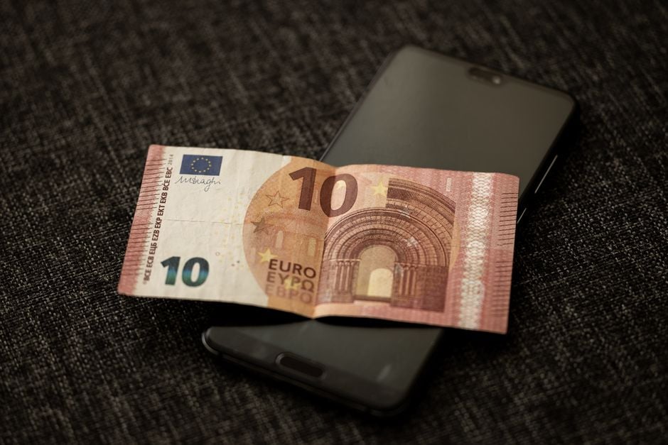 e-CNY digital wallet smartphone bank deposit concept
