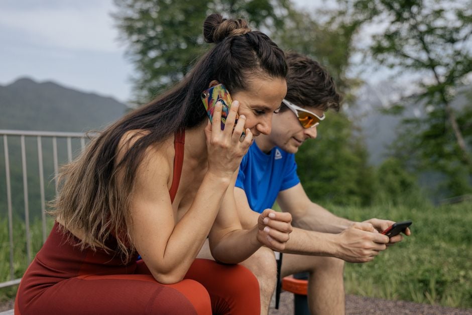 smartphone satellite connectivity outdoors mountain