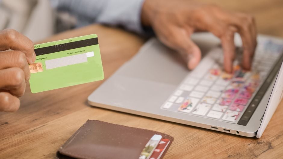 multicurrency wallet checkout e-commerce laptop payment pexels