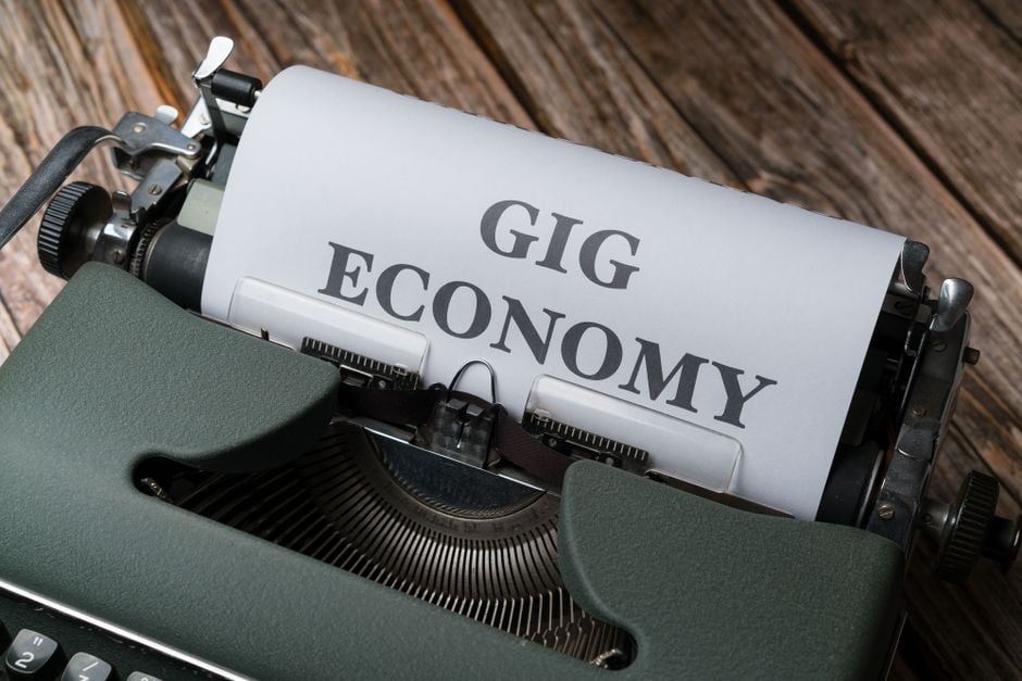 Should Gig Workers File Chapter 7 or Chapter 13? Timing, Alternative‑Data Effects and a 12‑Month Recovery Plan