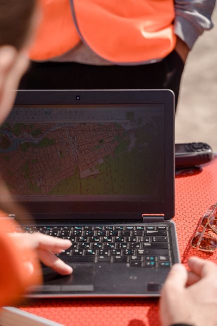 technician using smartphone offline map AI fieldwork