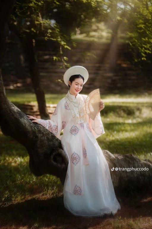Set Nhật Bình tơ thêu hồng cổ kết ngọc