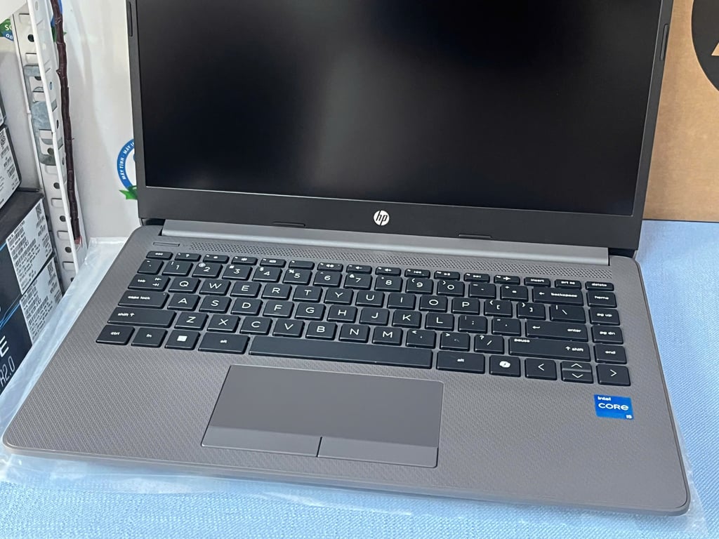 Laptop HP 240R G9 AY1V8AT