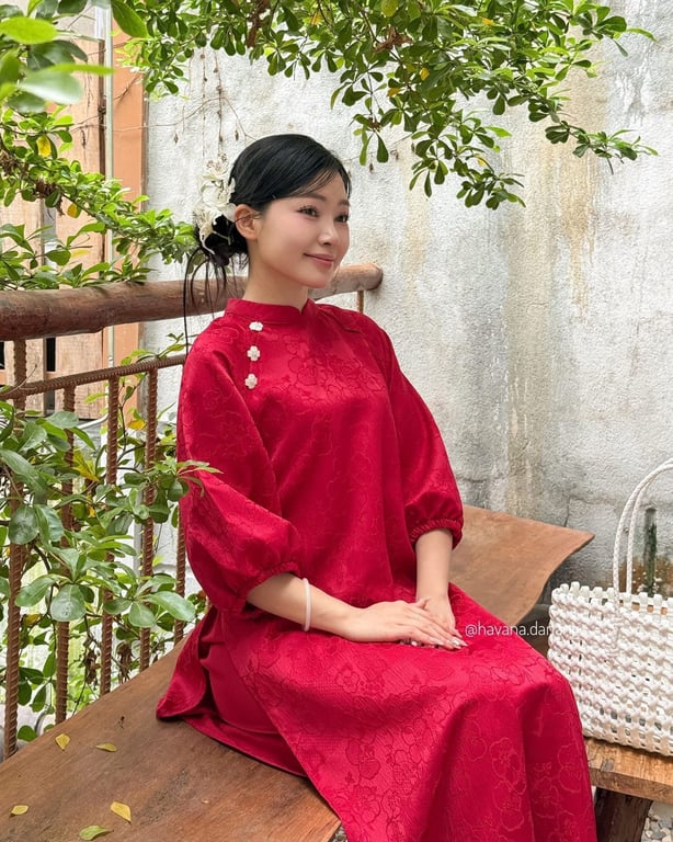 Áo dài gấm tay bồng màu đỏ - freesize