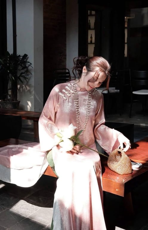 Áo dài hồng ánh kim sa