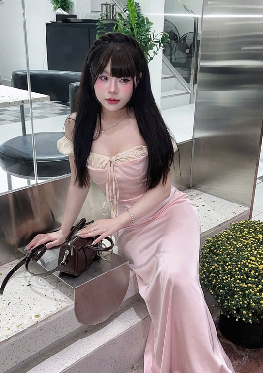 Đầm lụa hồng đi tiệc