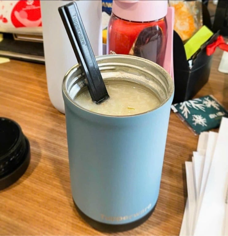 Cặp bình ủ giữ nhiệt Tupperware gồm 2 bình dung tích 475ml và 350ml.