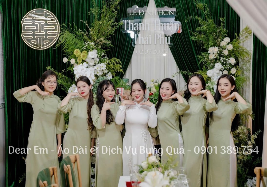 Áo dài xanh cốm suông đính cúc ngọc