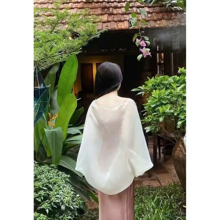 Áo choàng tơ 2 màu trắng và kem