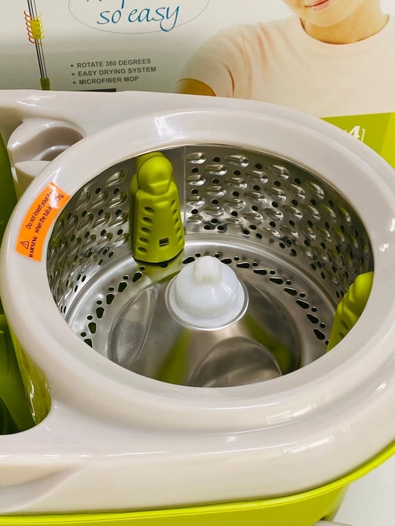 BỘ LAU NHÀ XOAY TAY 360 ĐỘ LOCK&LOCK WALKABLE MOP-L003 XANH LÁ