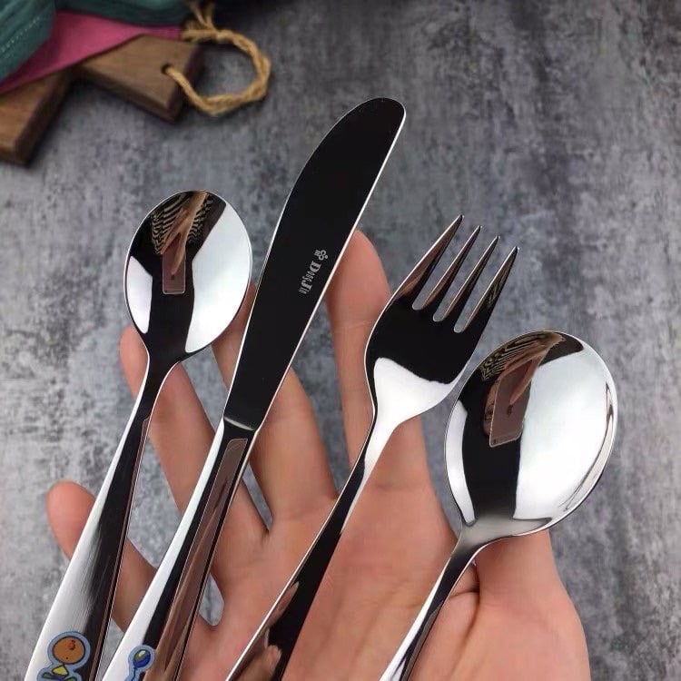 Set thìa dĩa 4 món Chockmen dành cho các bé CKM304