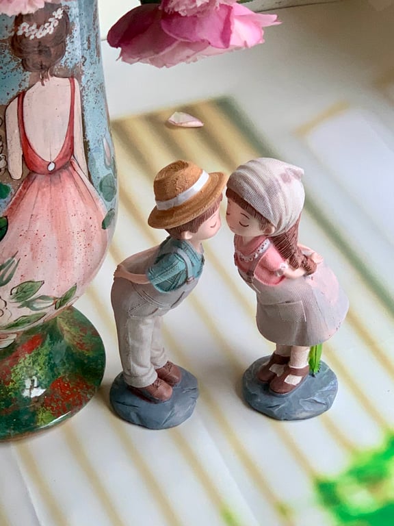 Tượng decor cậu bé cô bé tình bể bình