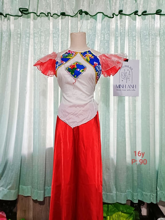 Set yếm trắng viền rớt vai
