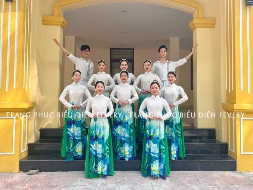 Áo dài truyền thống sen xanh