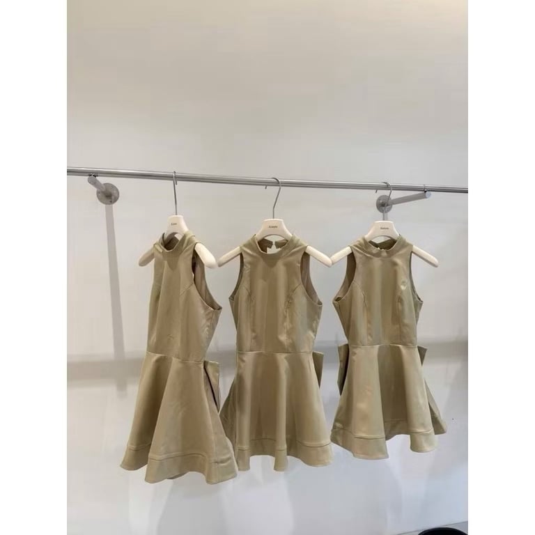 Kim Ny | Váy kaki nâu tây thiết kế cổ yếm phối nơ lưng phong cách tiểu thư