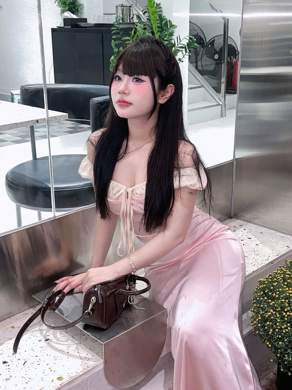 Đầm lụa hồng đi tiệc