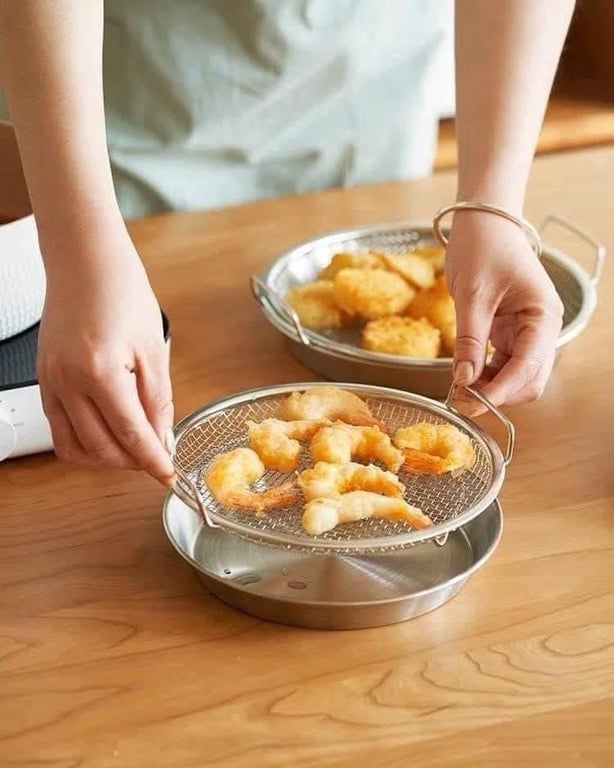 KHAY INOX KÈM VỈ LƯỚI CHẤT LIỆU INOX 304  size 20cm - loại có tay cầm