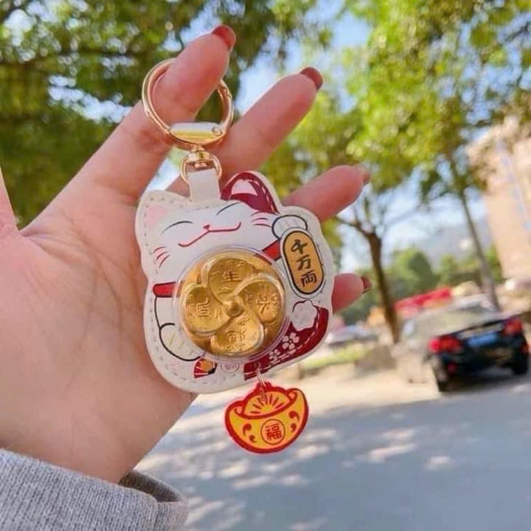 MÓC KHÓA 𝐌𝐄̀𝐎 𝐓𝐇𝐀̂̀𝐍 𝐓𝐀̀𝐈 ÔM VÀNG 𝐗𝐎𝐀𝐘 𝐂𝐇𝐔𝐘𝐄̂̉𝐍 𝐕𝐀̣̂𝐍 𝐇𝐀̣𝐍