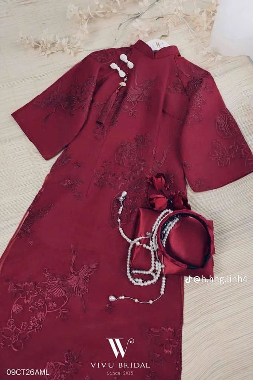 Áo dài đỏ hồng hạc