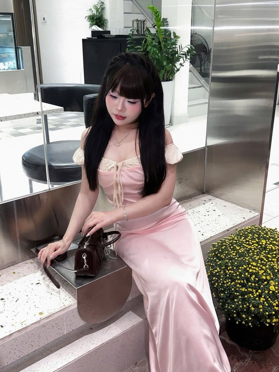 Đầm lụa hồng đi tiệc