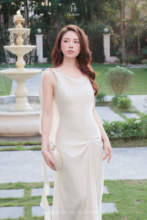 Váy lụa hở lưng Châu Hy