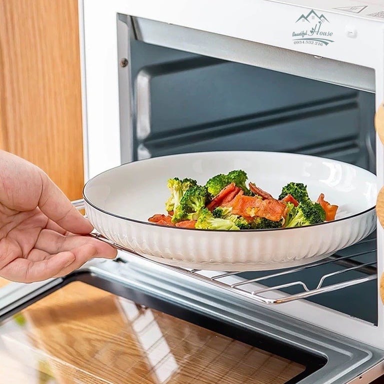 Đĩa sứ trắng sâu lòng, miệng viền đen sang trọng