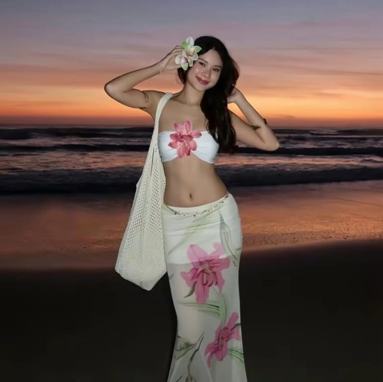 Bikini đính hoa ly trắng