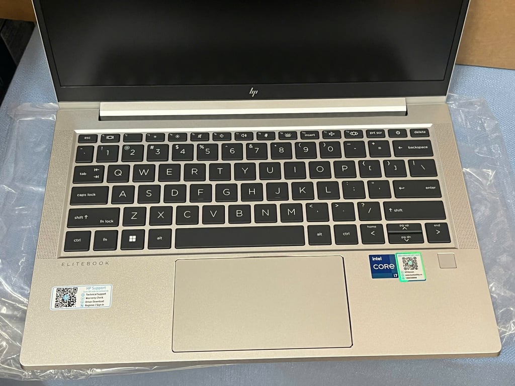 Laptop HP 14-ep1011TU 9Z2W3PA