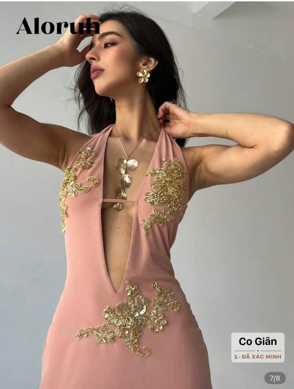 Đầm hồng kim sa hở cổ