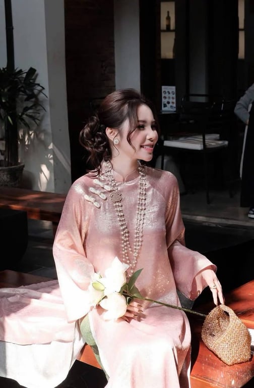 Áo dài hồng ánh kim sa