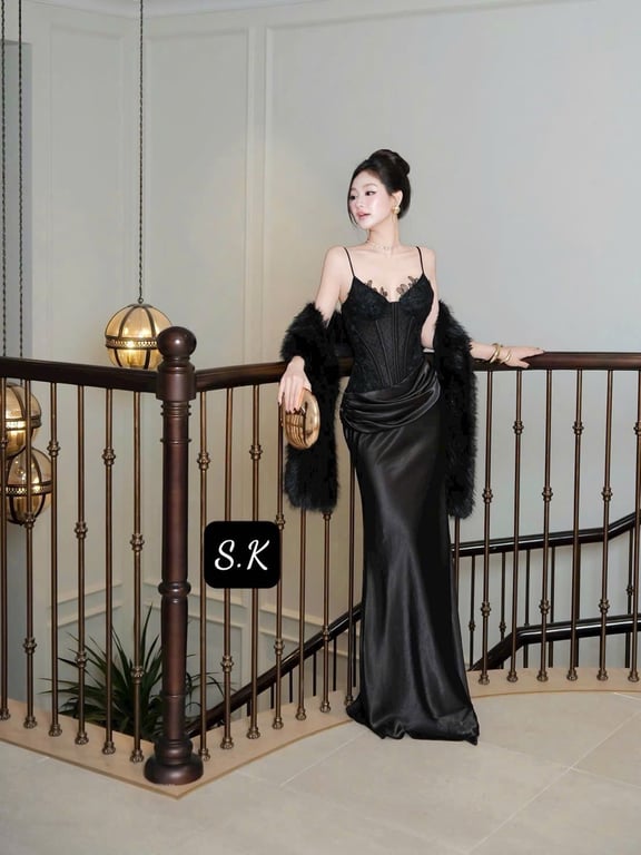 Váy 2 dây lụa đính đá