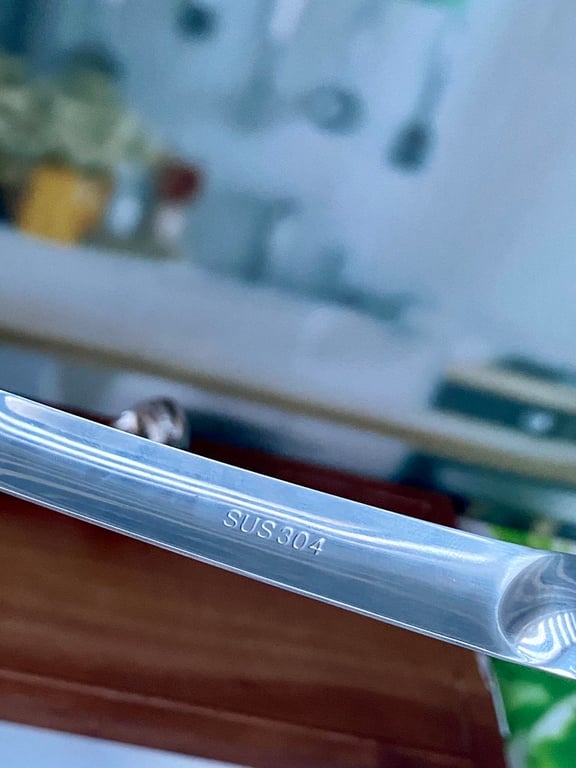 Muỗng tách dầu mỡ inox 304 30cm đường kính 10cm