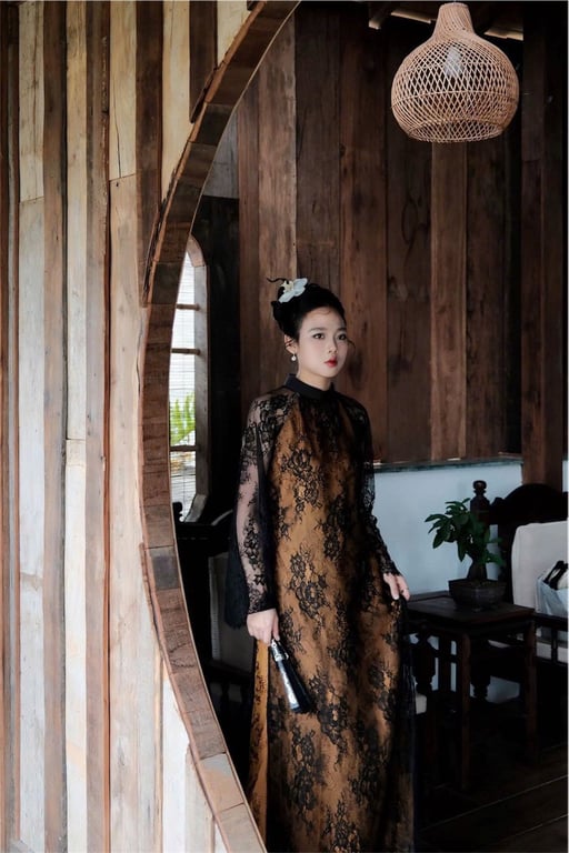 AD ren đen lót lụa vàng S/M