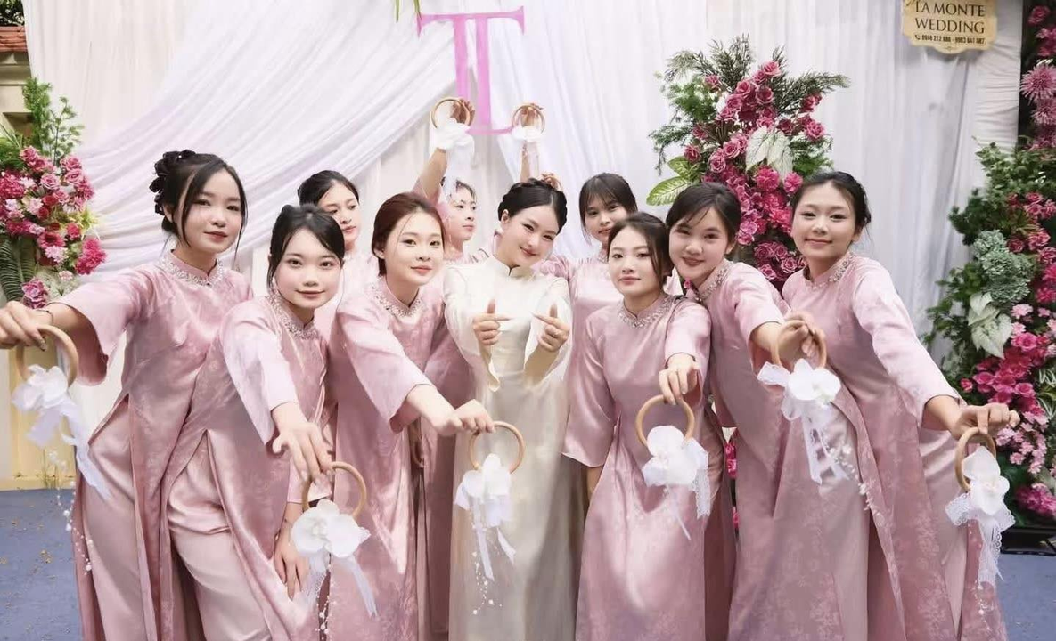 Áo dài gấm suông hồng ruốc cổ đá