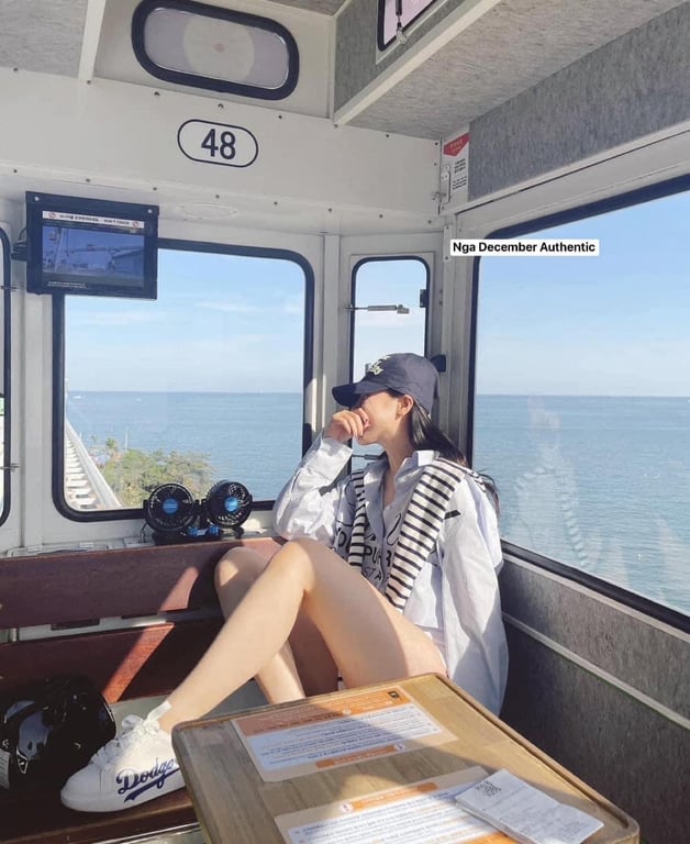 Chiếc khăn để Ce mặc áo sơ mi , áo phông