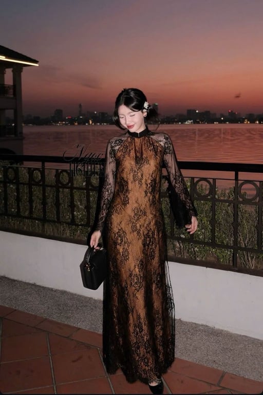 AD ren đen lót lụa vàng S/M