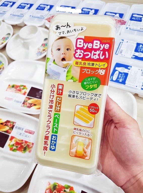 KHAY ĐÁ KIÊM KHAY TRỮ ĐÔNG CHO BÉ