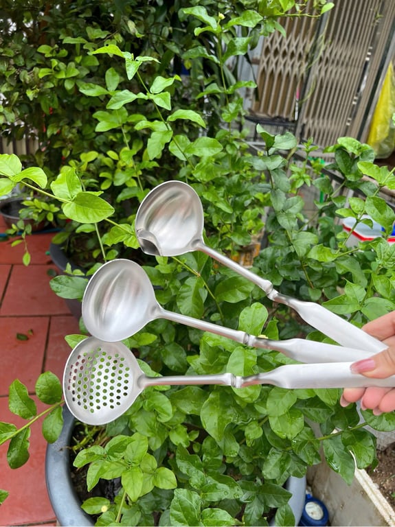 SET 3 MUÔI INOX 304 gồm MUÔI MÚC CANH , MUÔI TÁCH DẦU và MUÔI THỦNG VỚT RAU CỦ QUẢ