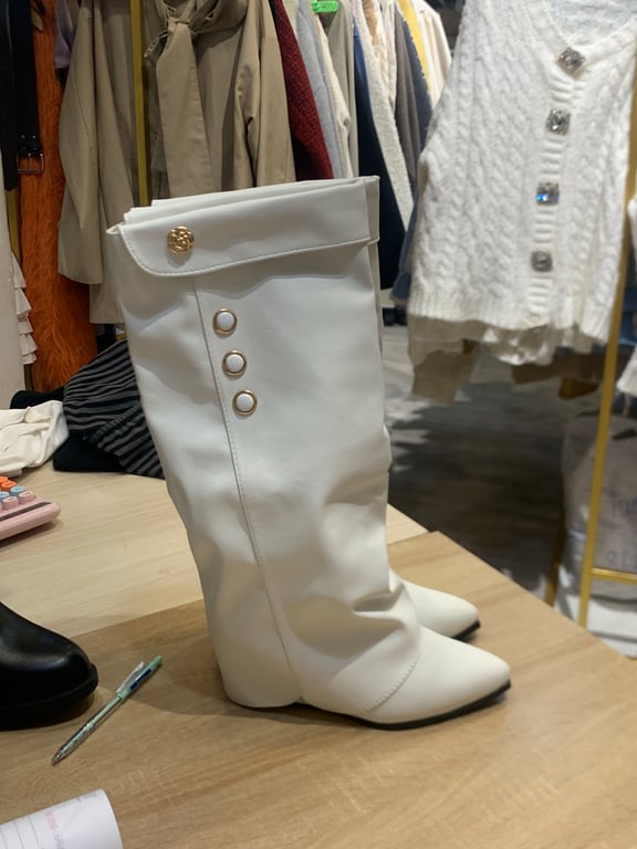 Boot trắng cao hoa size 37