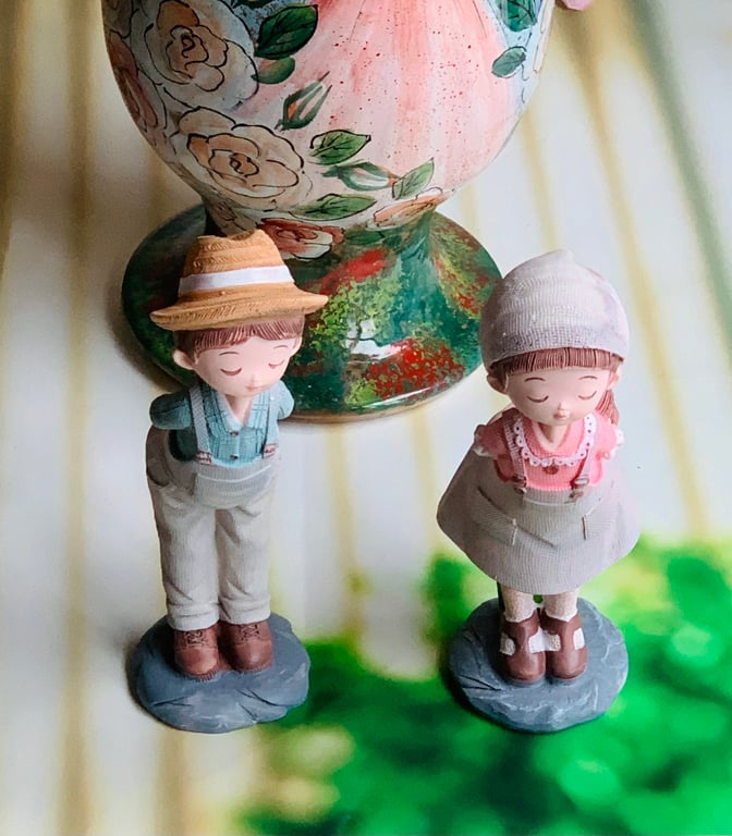 Tượng decor cậu bé cô bé tình bể bình
