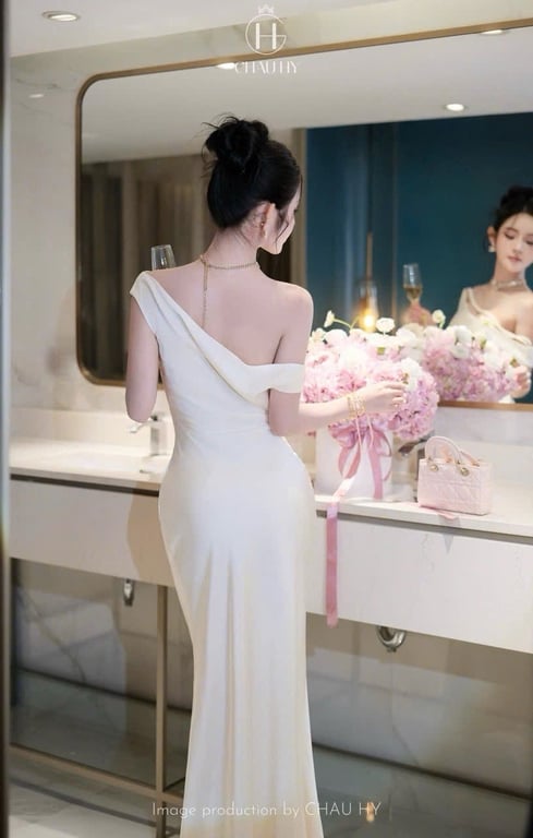 Váy lụa dáng dài 2 dây rơi trước ngực